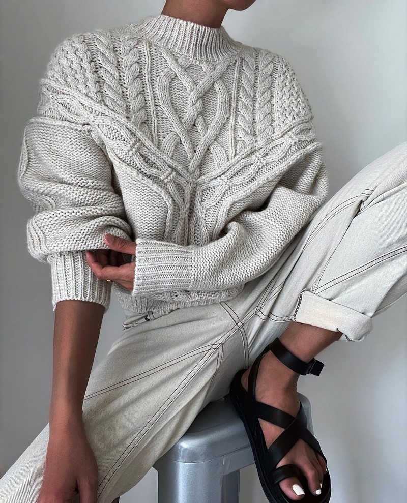 Актуальные модели женских свитеров 2024-2025: фото-новинки