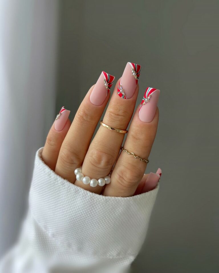 Новогодний маникюр 2025 модные тренды, дизайны, цвета