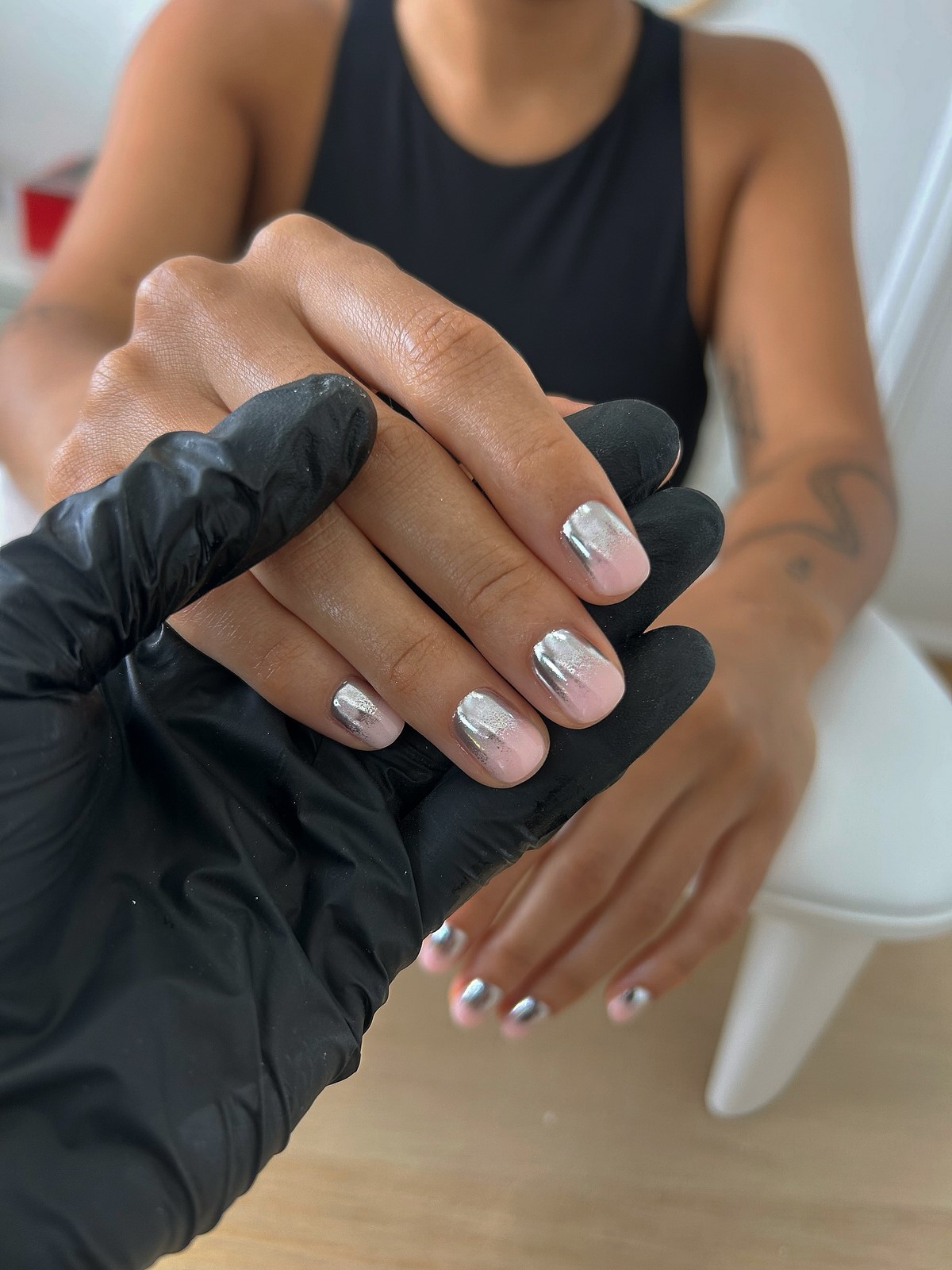 Летний маникюр 2026: главные тренды августа