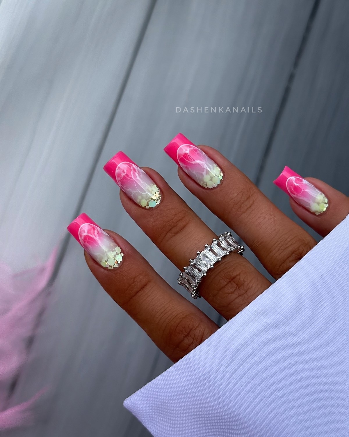 Летний маникюр 2026: главные тренды августа