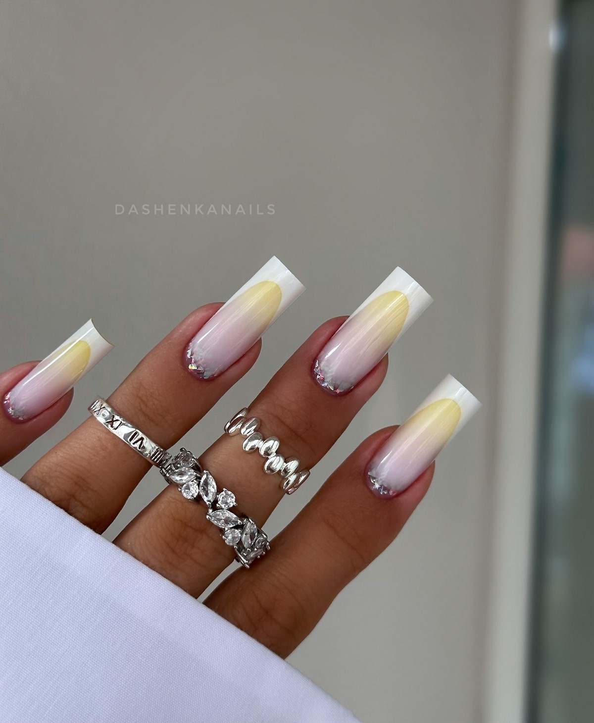 Летний маникюр 2026: главные тренды августа