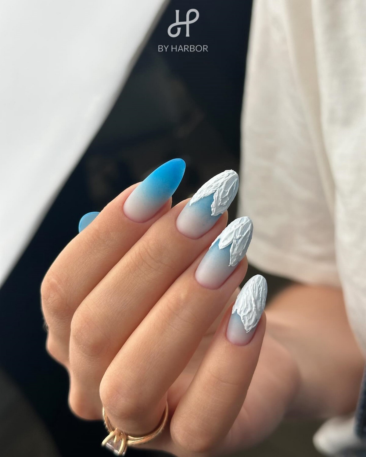 Летний маникюр 2026: главные тренды августа