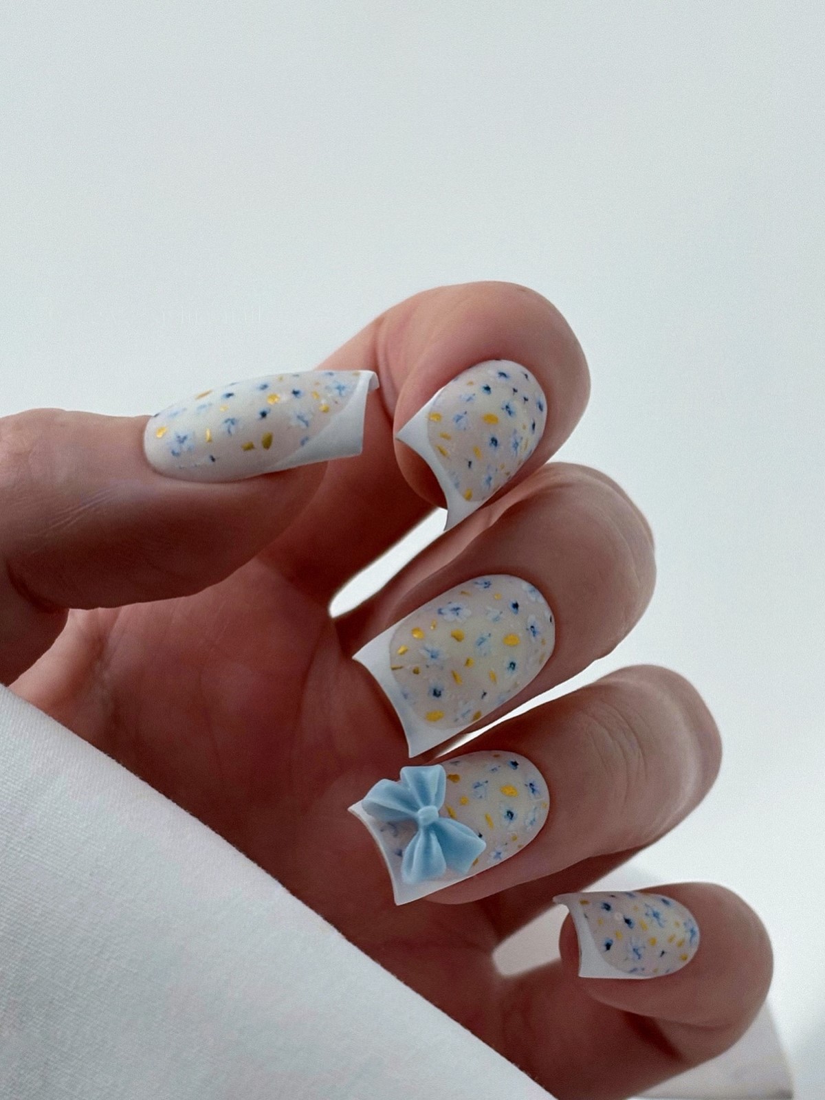 Летний маникюр 2026: главные тренды августа