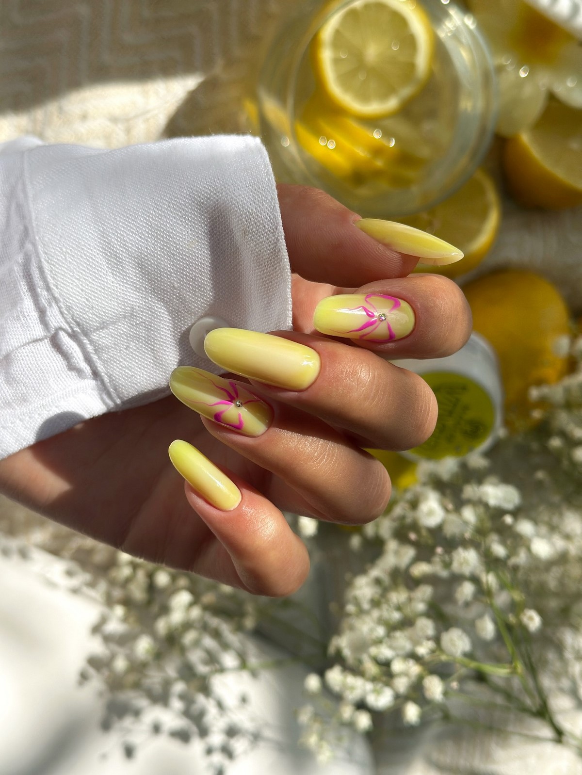 Летний маникюр 2026: главные тренды августа