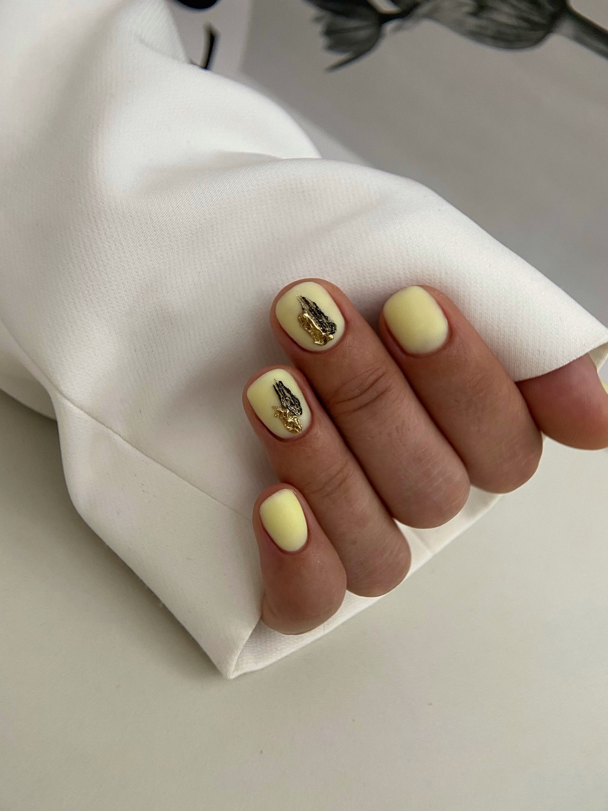 Летний маникюр 2026: главные тренды августа