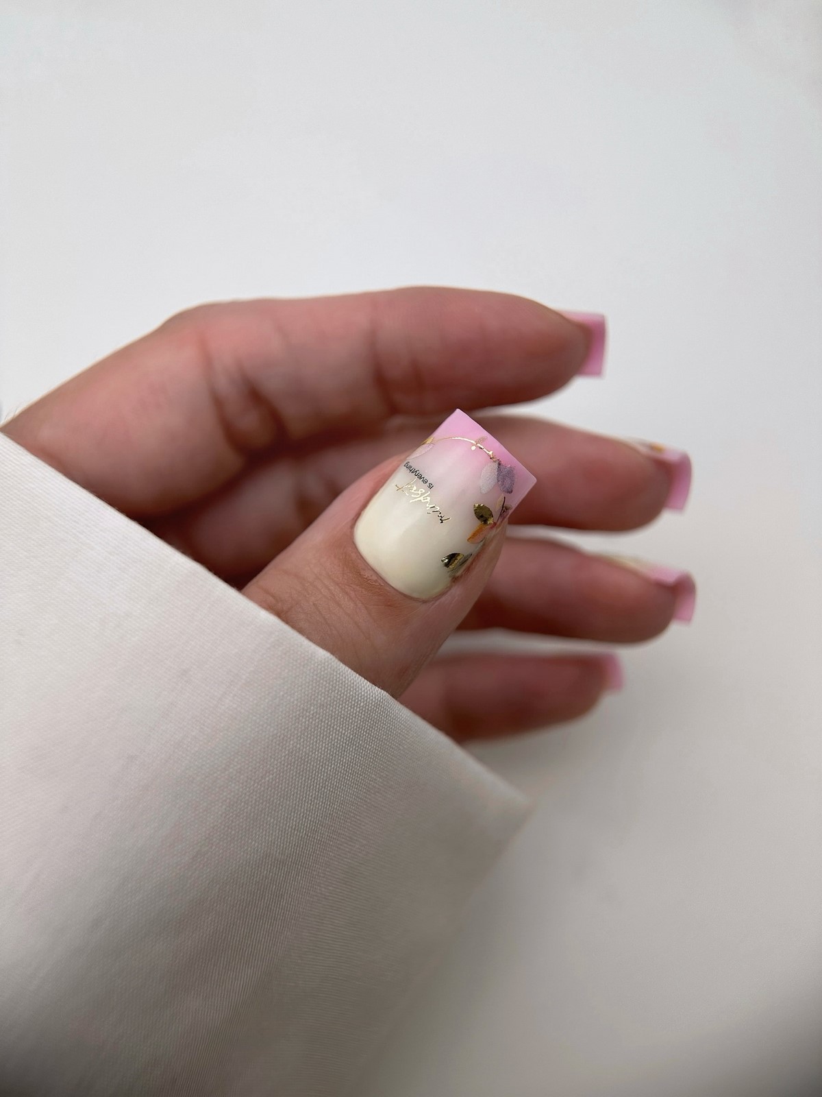 Летний маникюр 2026: главные тренды августа