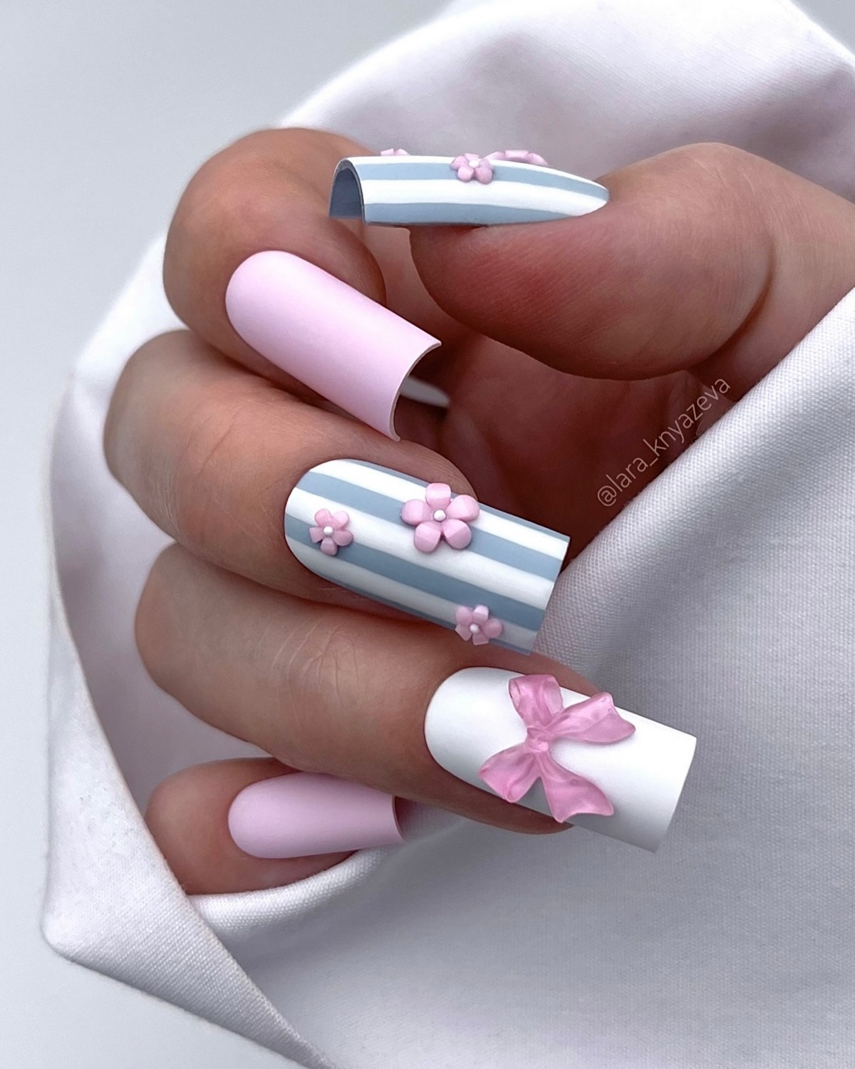 Летний маникюр 2026: главные тренды августа