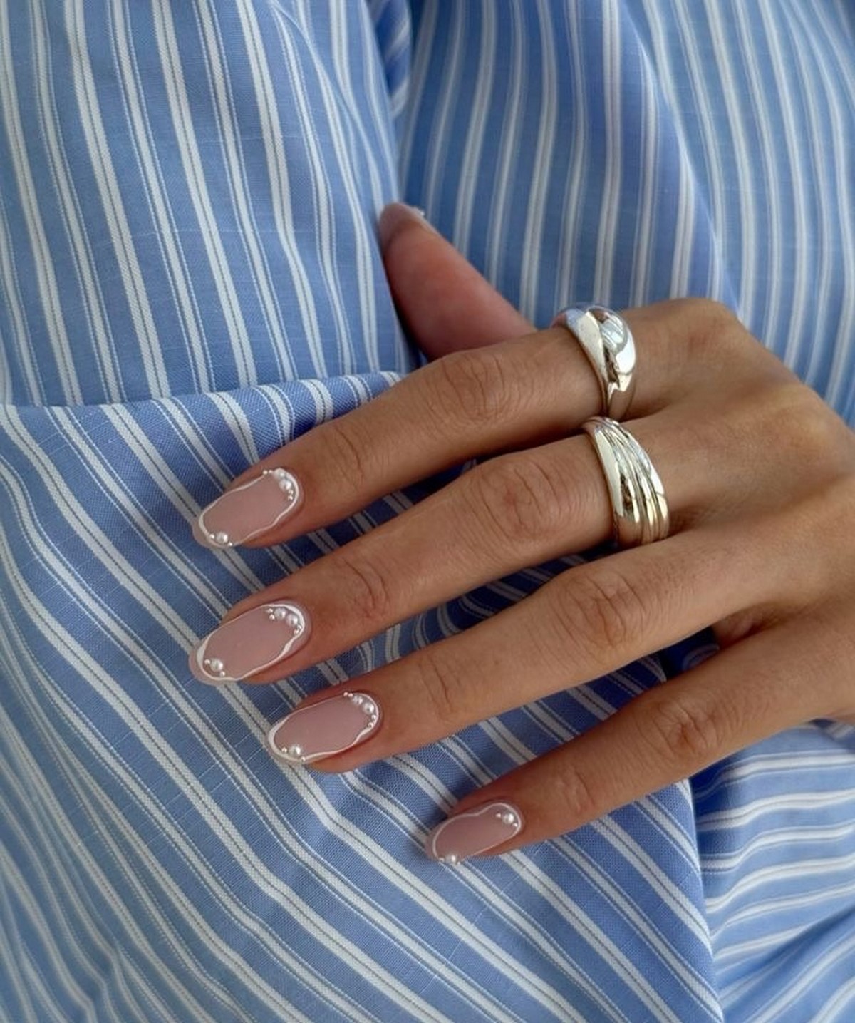 Летний маникюр 2026: главные тренды августа