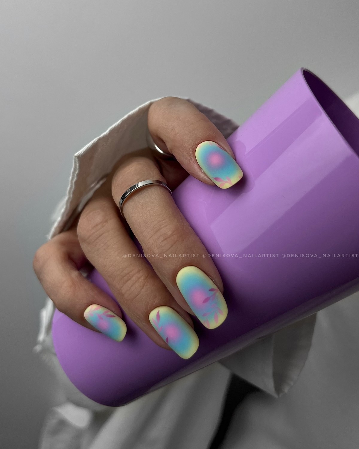 Летний маникюр 2026: главные тренды августа