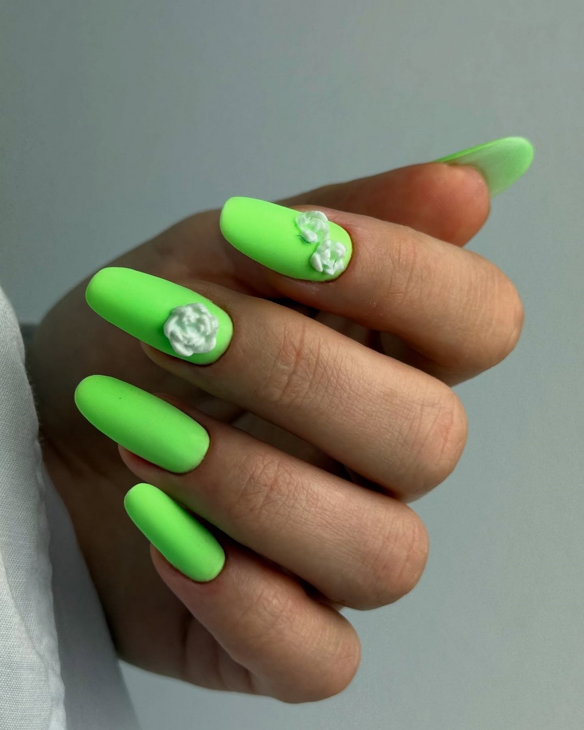 Летний маникюр 2026: главные тренды августа