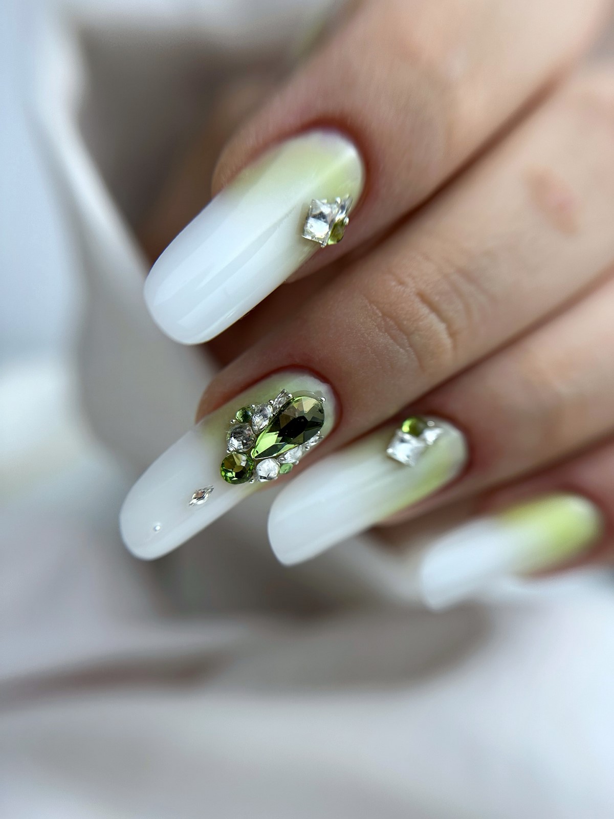 Летний маникюр 2026: главные тренды августа