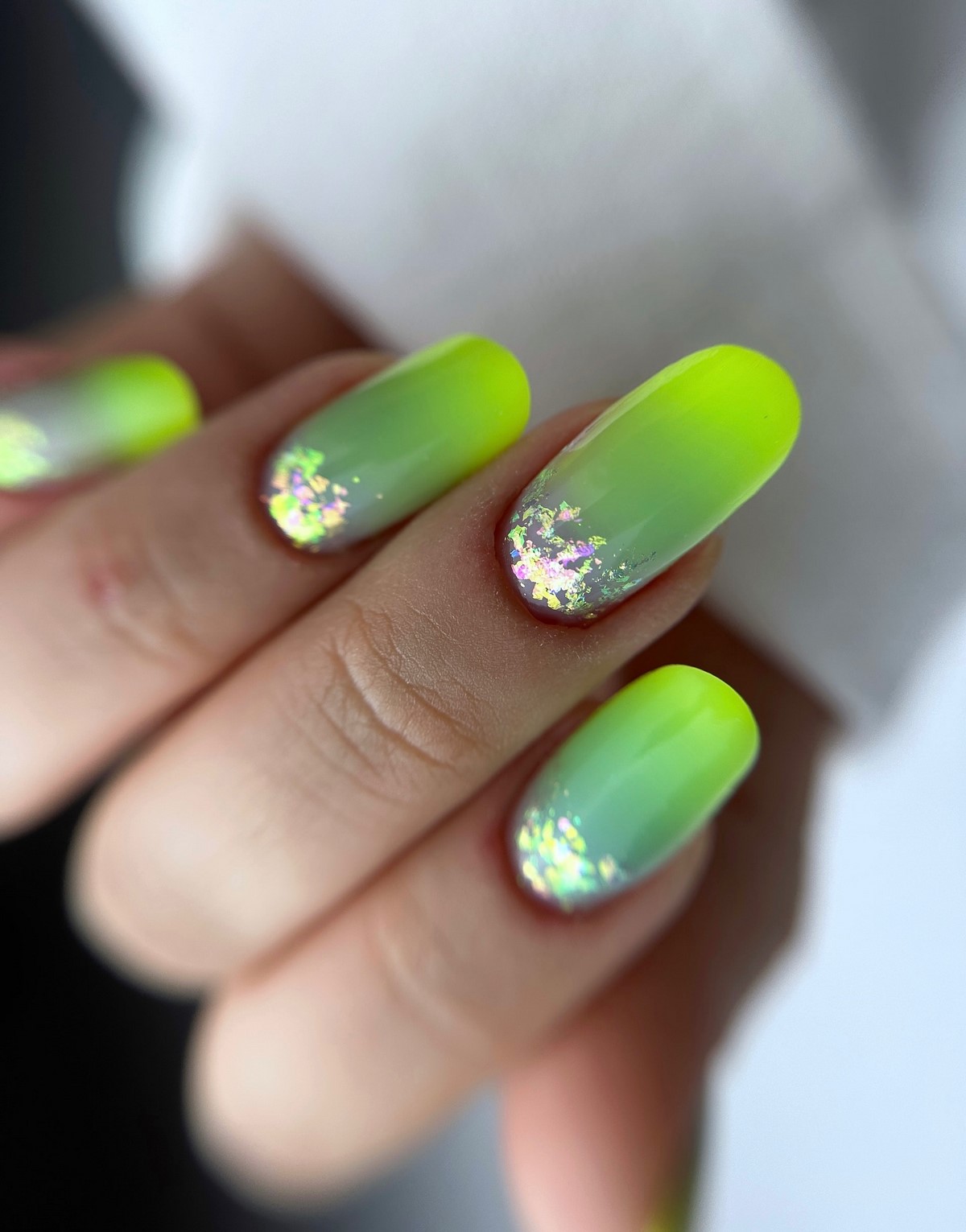 Летний маникюр 2026: главные тренды августа