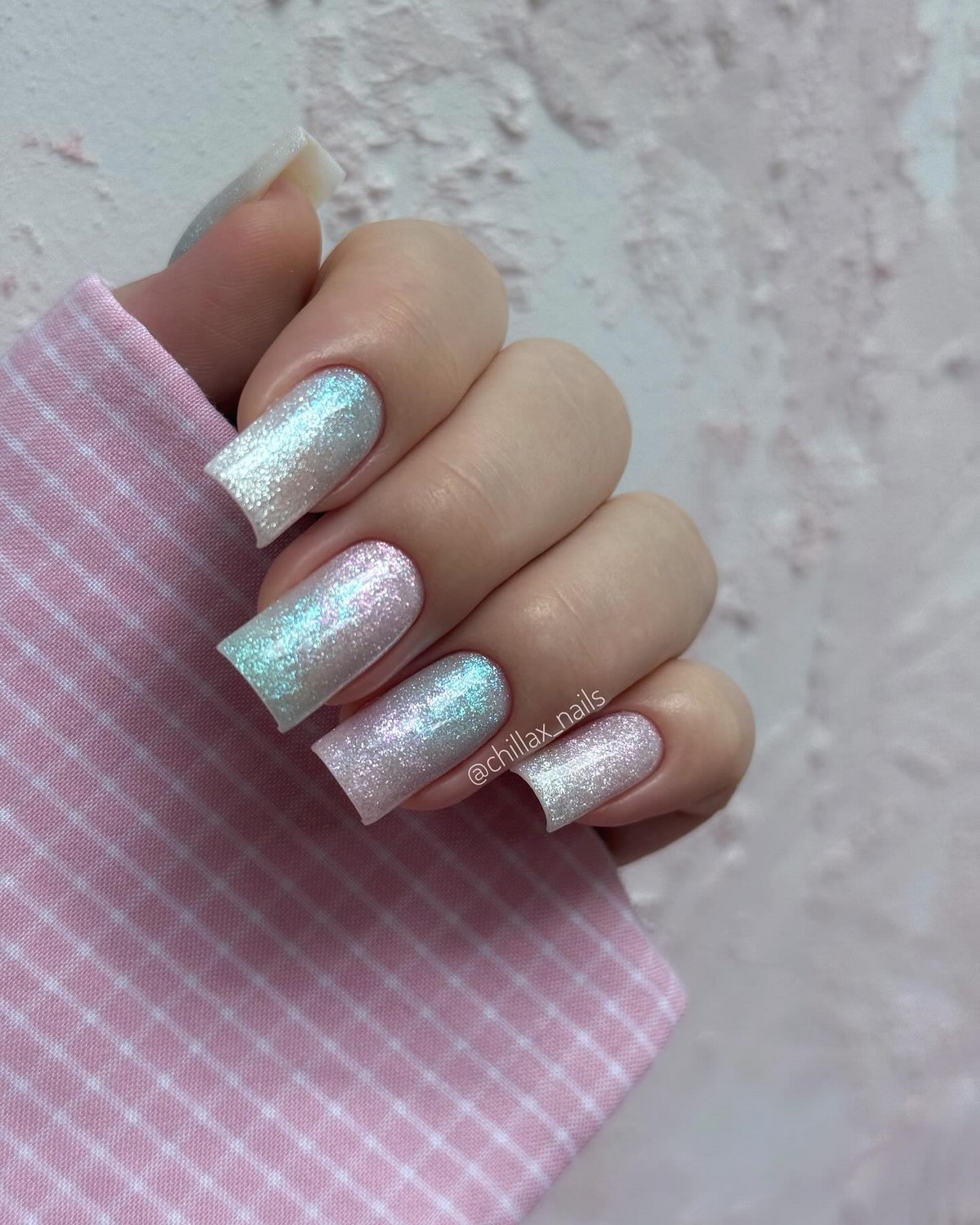 Летний маникюр 2026: главные тренды августа