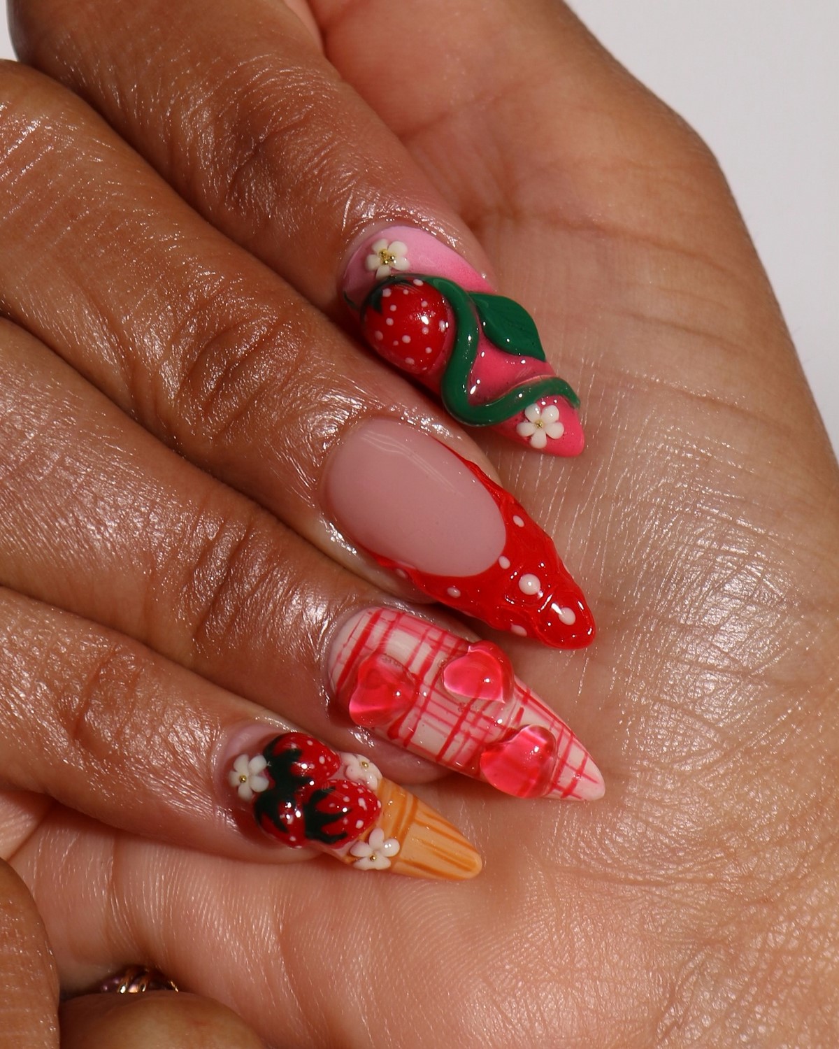 Летний маникюр 2026: главные тренды августа