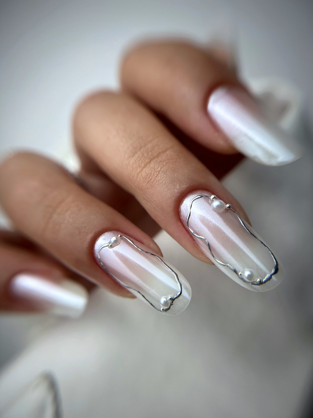 Летний маникюр 2026: главные тренды августа