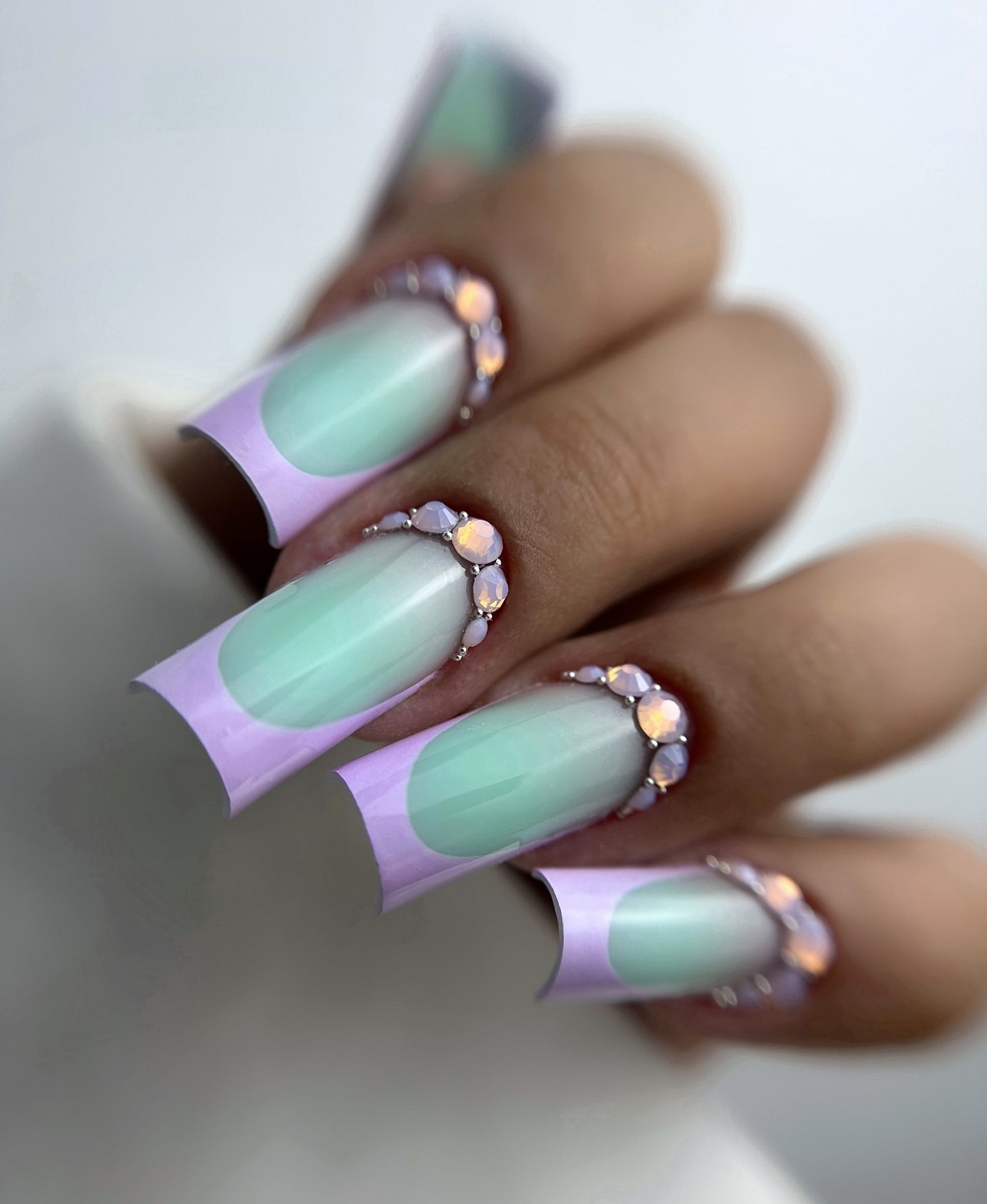 Летний маникюр 2026: главные тренды августа