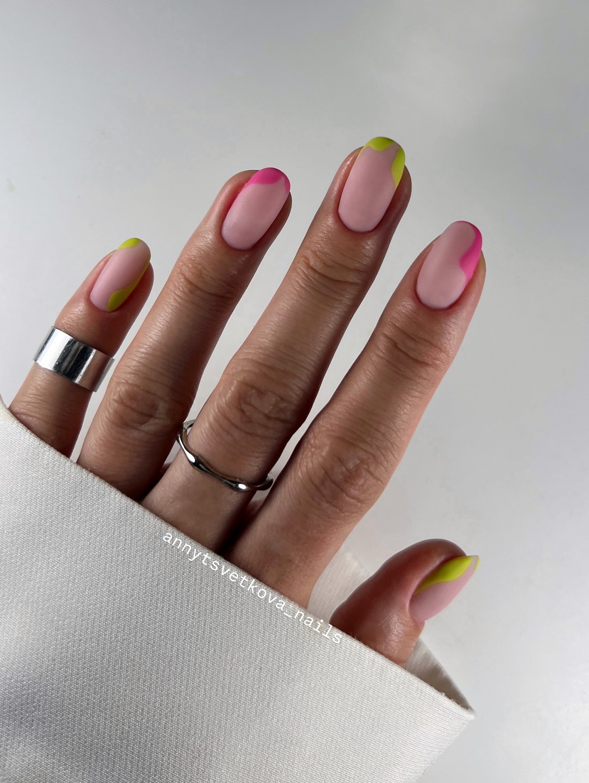 Летний маникюр 2026: главные тренды августа