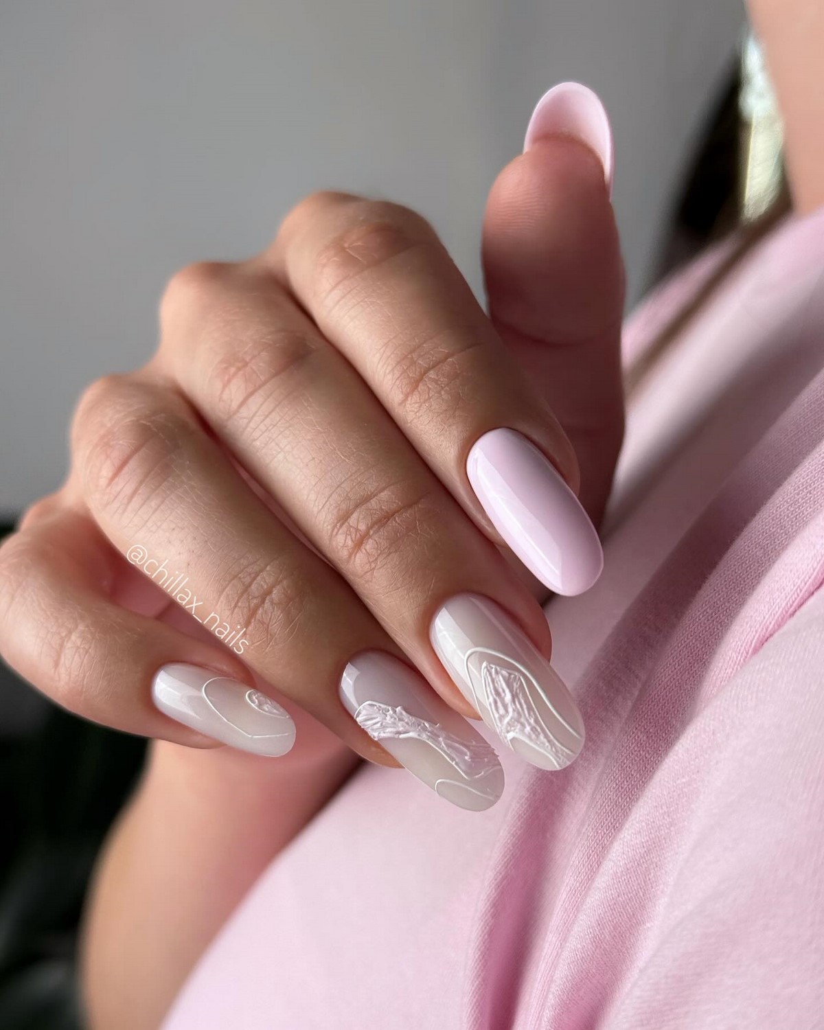 Летний маникюр 2026: главные тренды августа