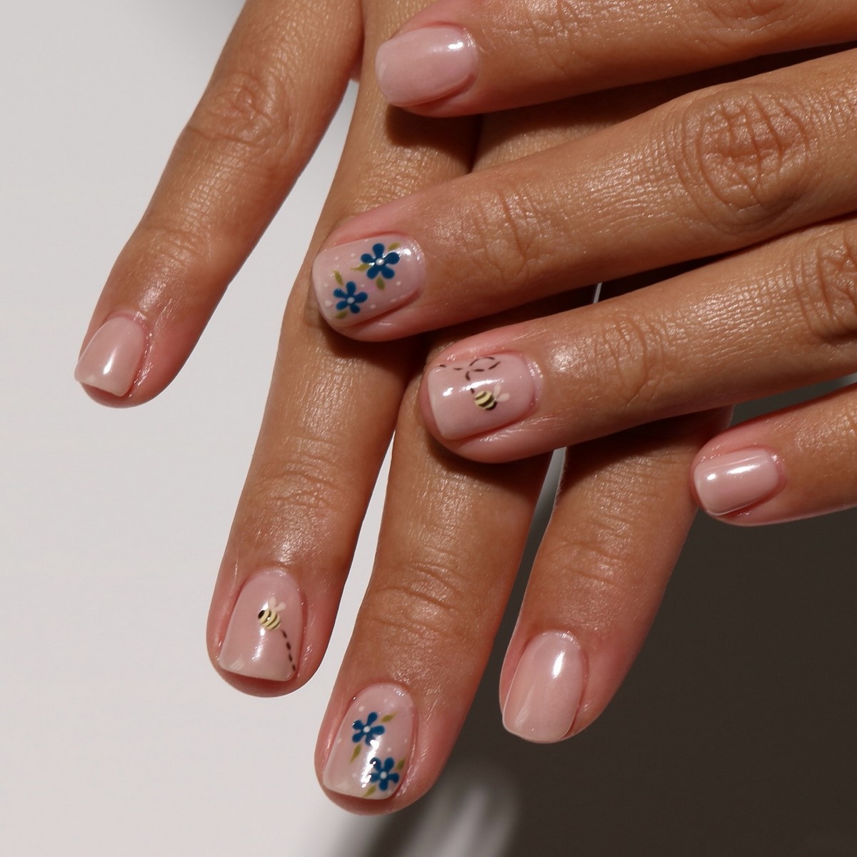 Летний маникюр 2026: главные тренды августа