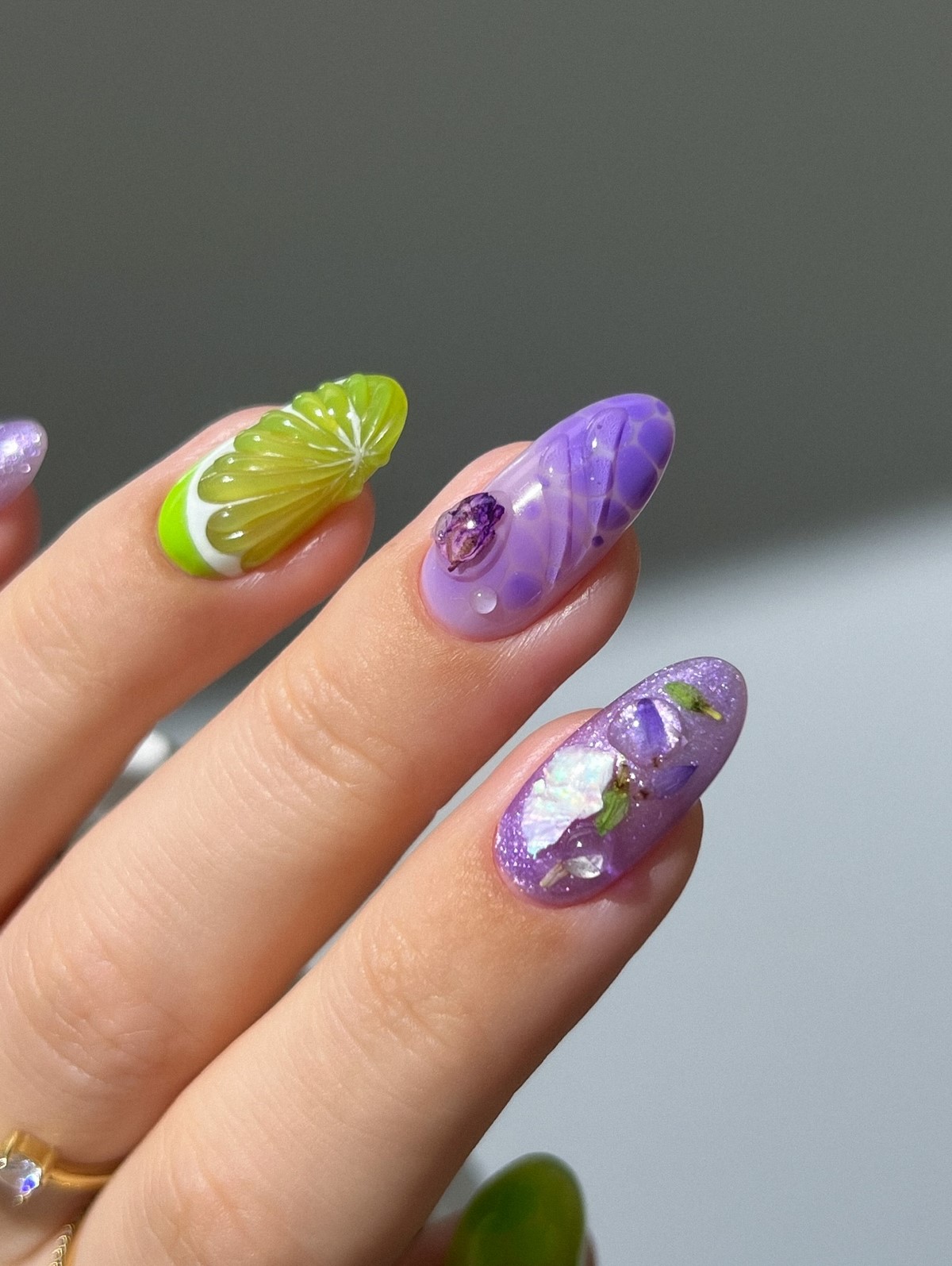 Летний маникюр 2026: главные тренды августа