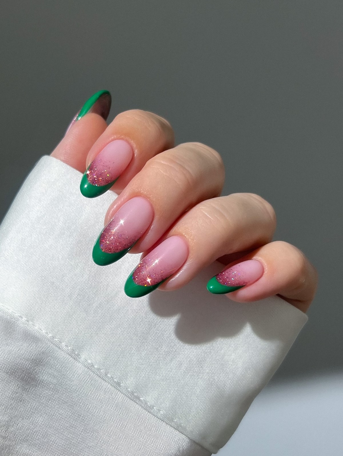 Летний маникюр 2026: главные тренды августа