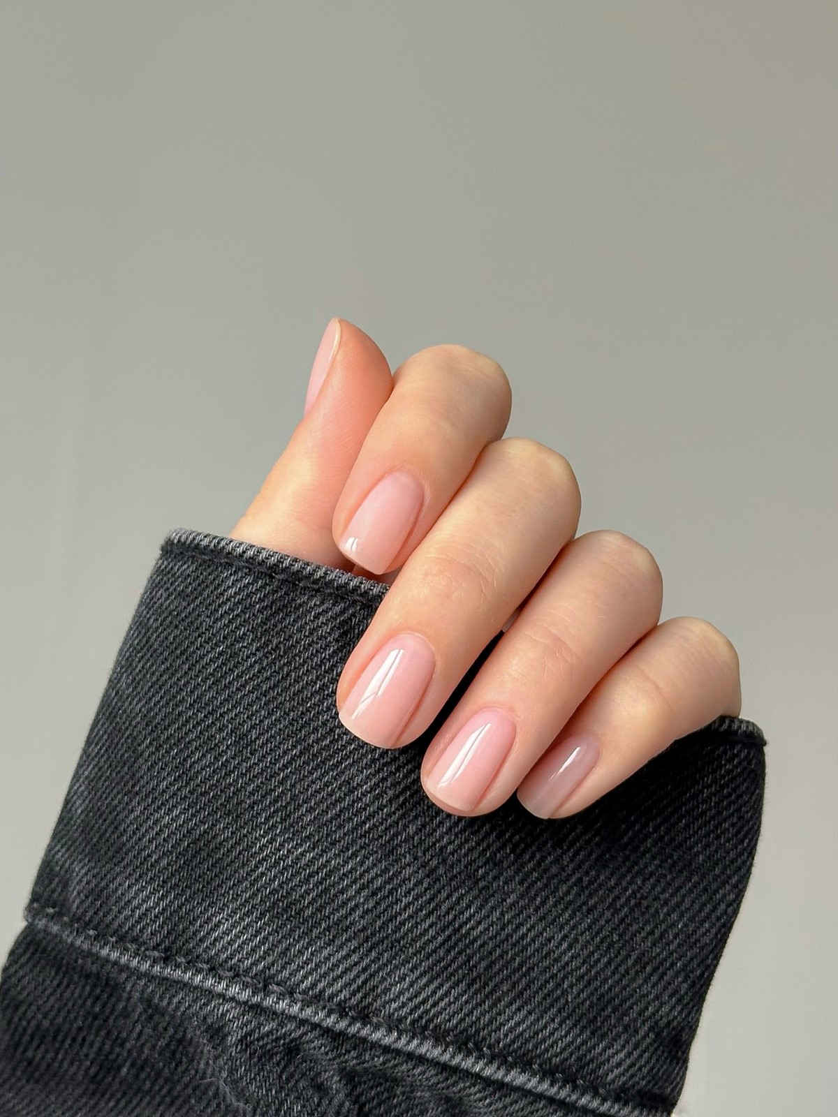 Летний маникюр 2026: главные тренды августа