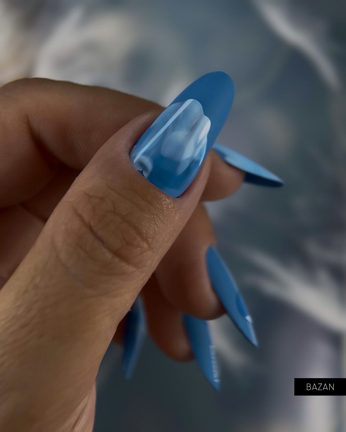 Летний маникюр 2026: главные тренды августа