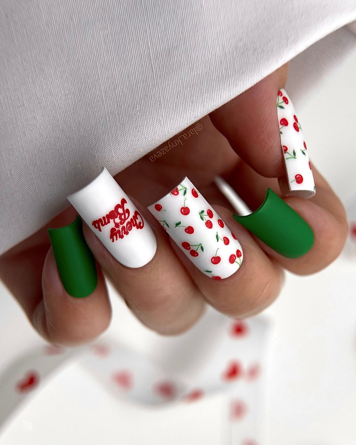 Летний маникюр 2026: главные тренды августа