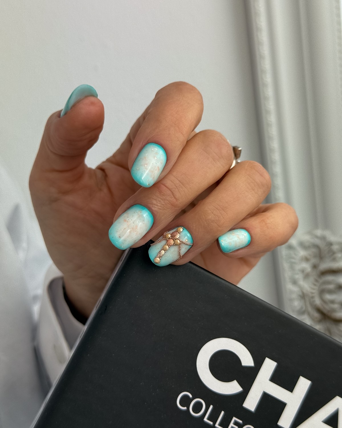 Летний маникюр 2026: главные тренды августа