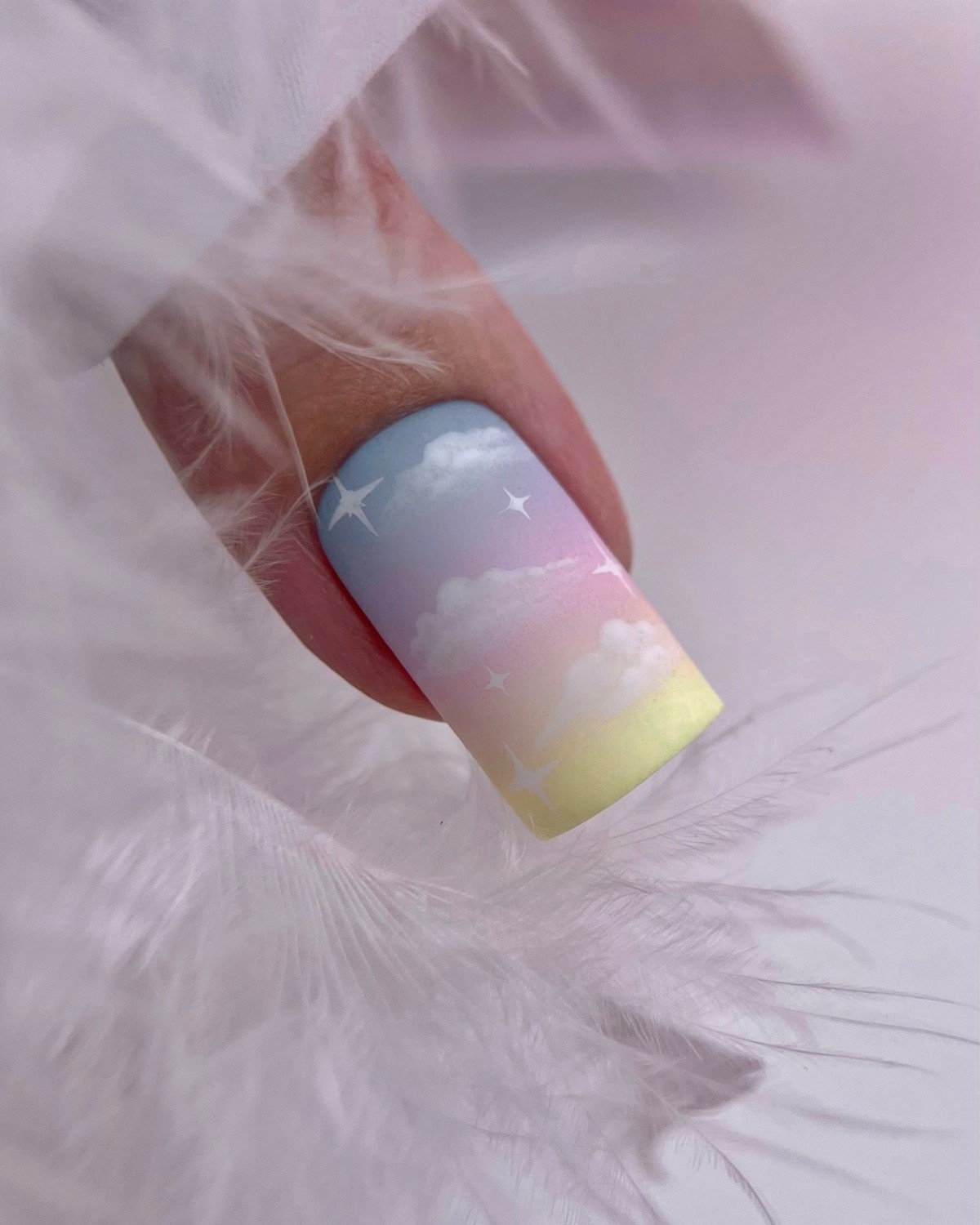 Летний маникюр 2026: главные тренды августа