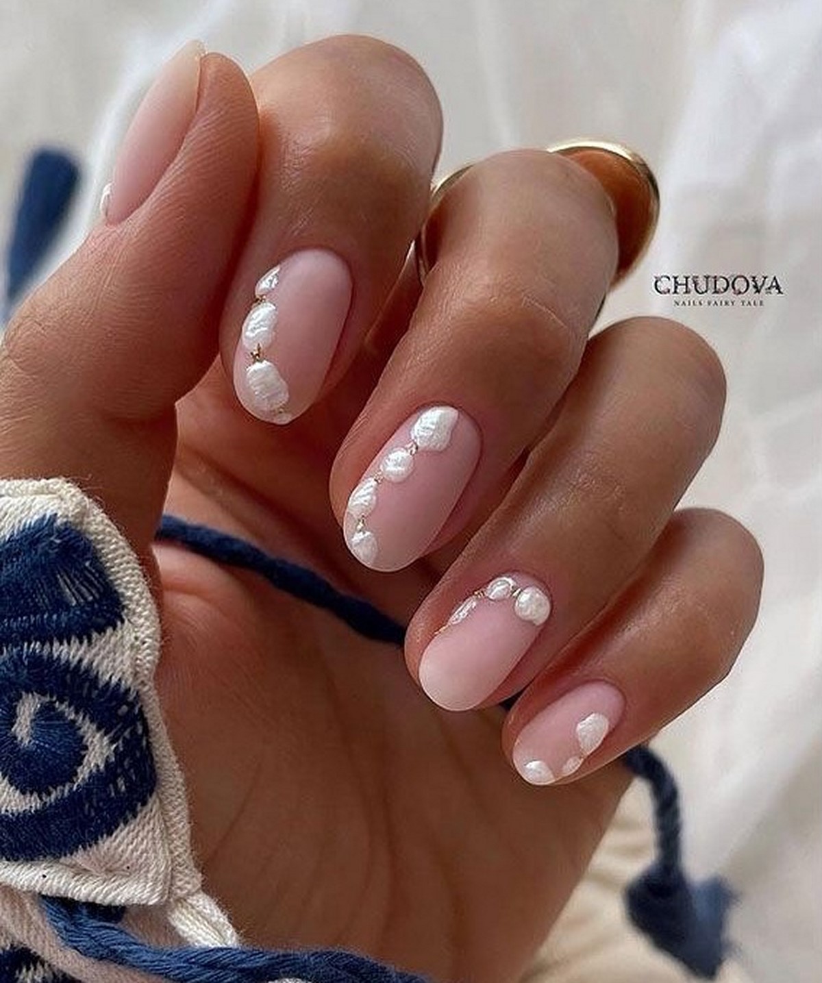 Летний маникюр 2026: главные тренды августа