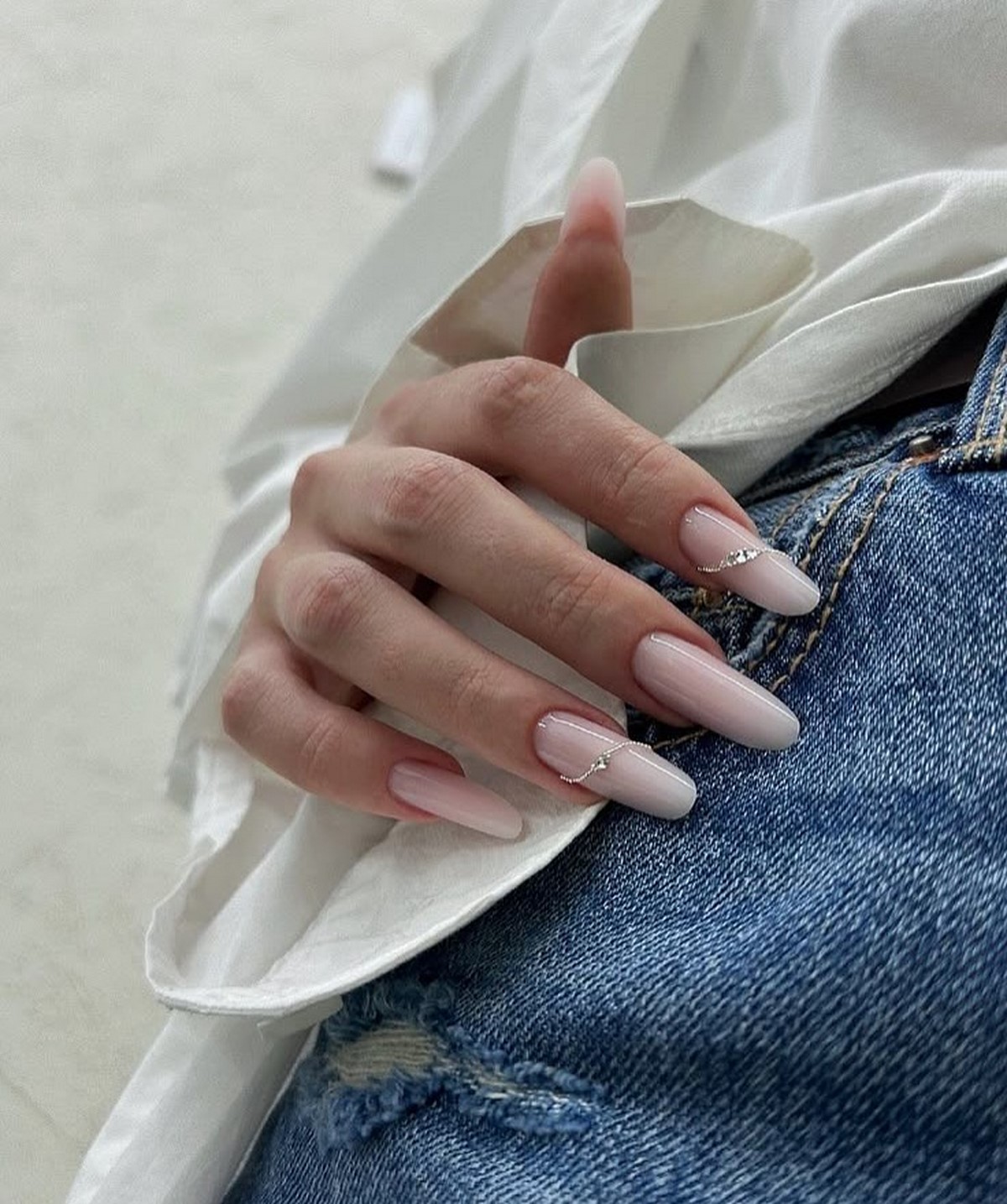 Летний маникюр 2026: главные тренды августа