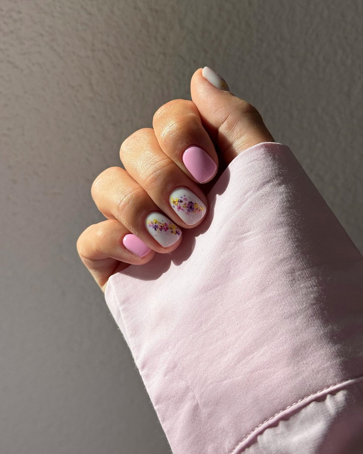 Летний маникюр 2026: главные тренды августа