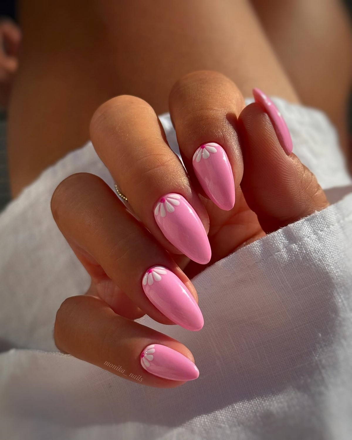 Летний маникюр 2026: главные тренды августа