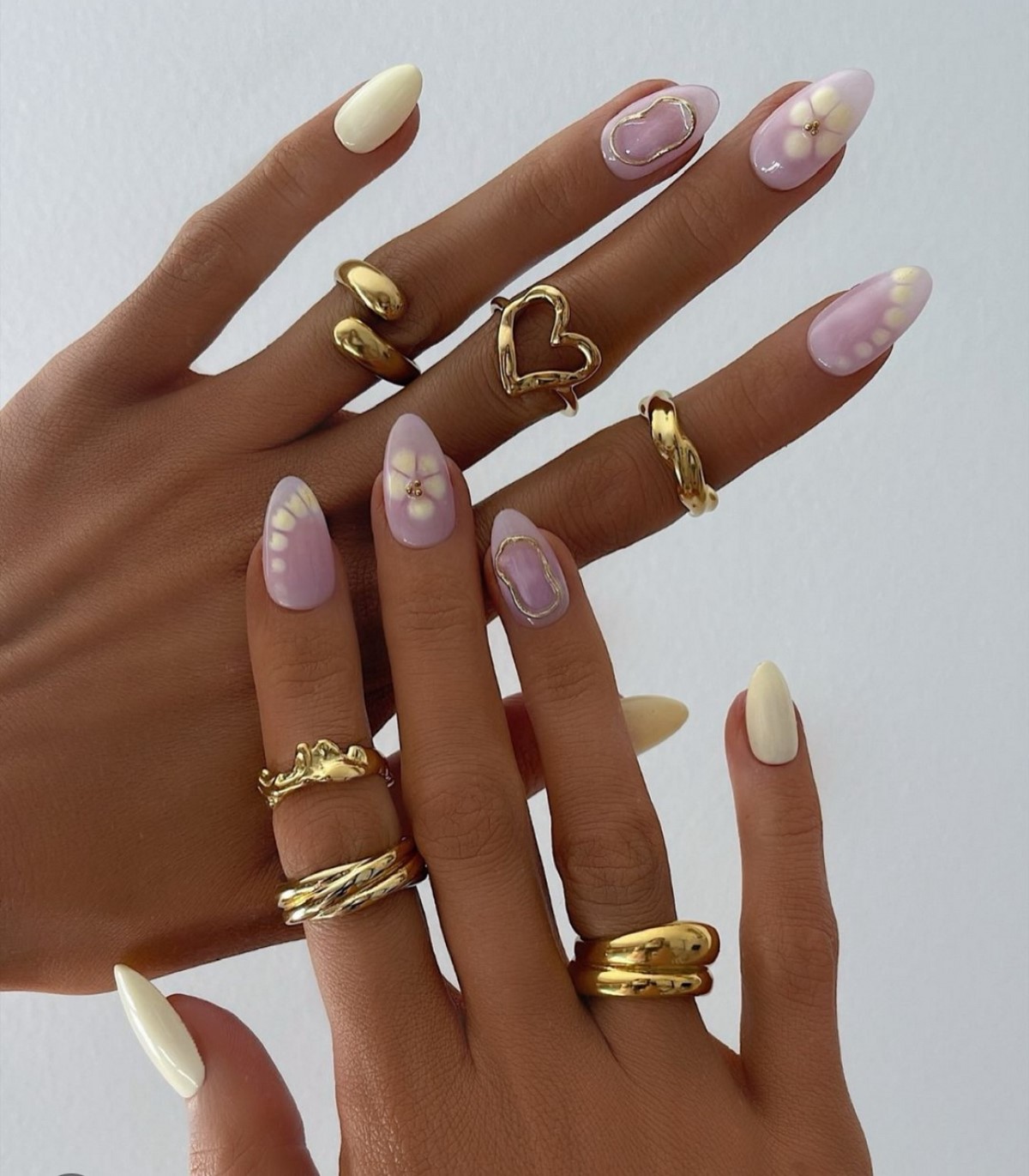 Летний маникюр 2026: главные тренды августа