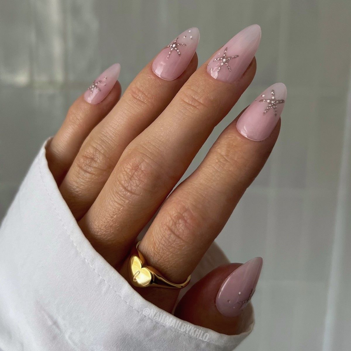 Летний маникюр 2026: главные тренды августа