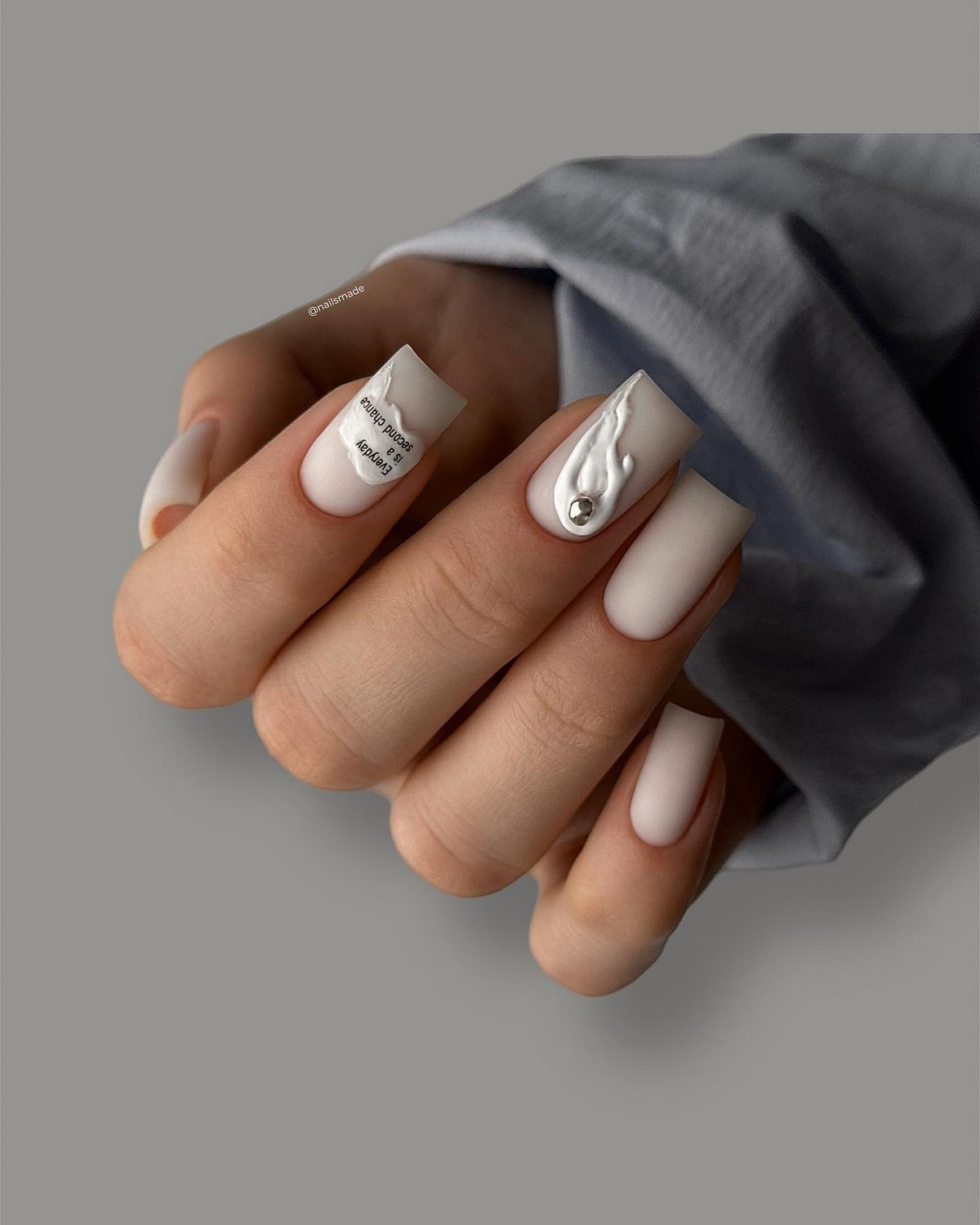 Летний маникюр 2026: главные тренды августа