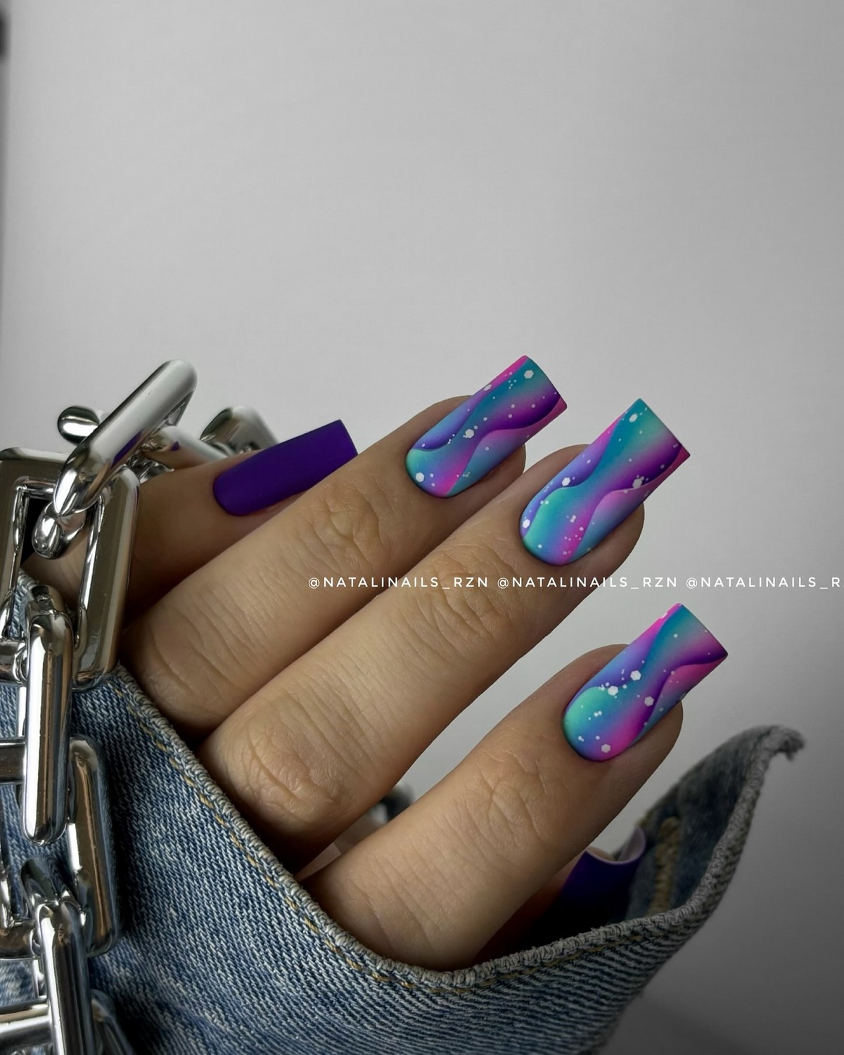 Летний маникюр 2026: главные тренды августа