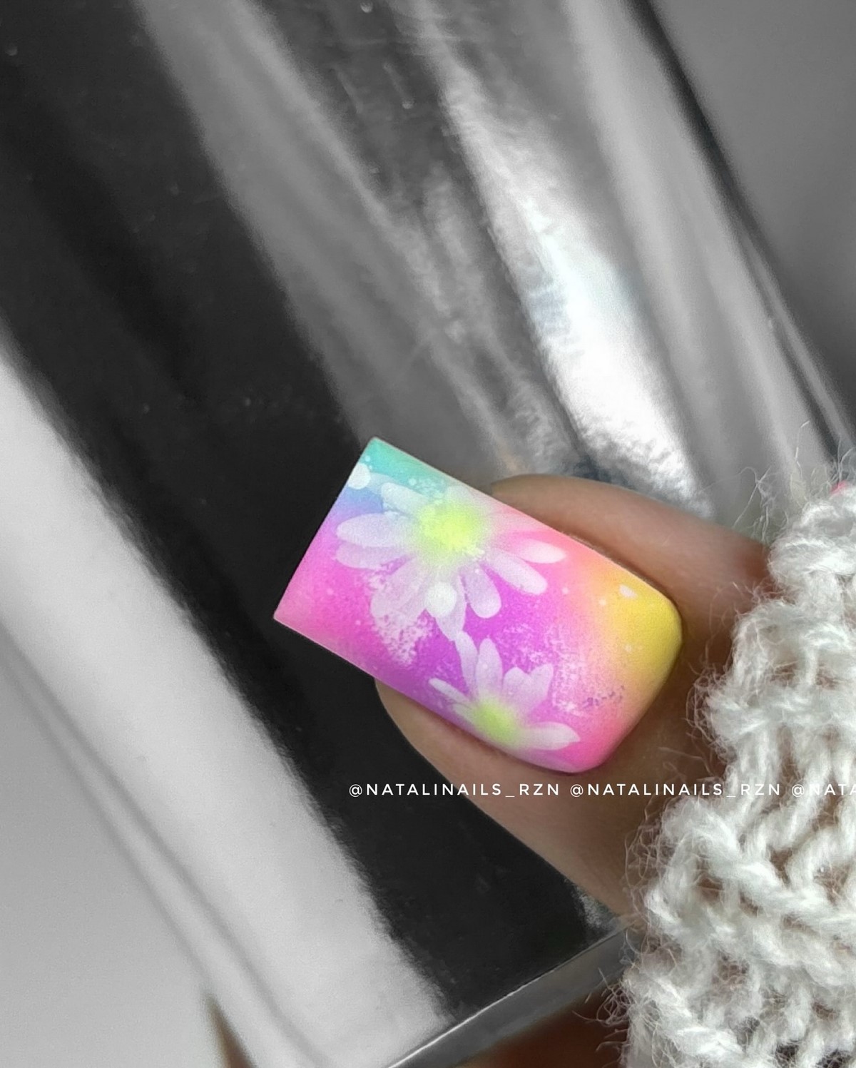 Летний маникюр 2026: главные тренды августа