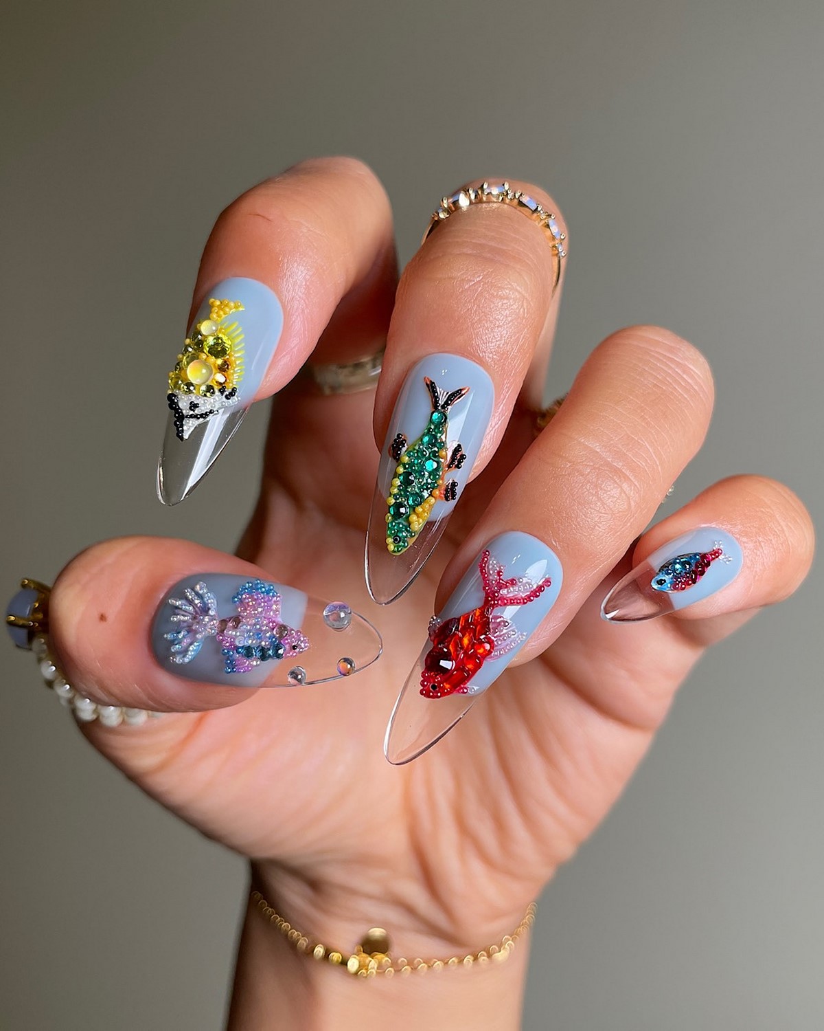 Летний маникюр 2026: главные тренды августа