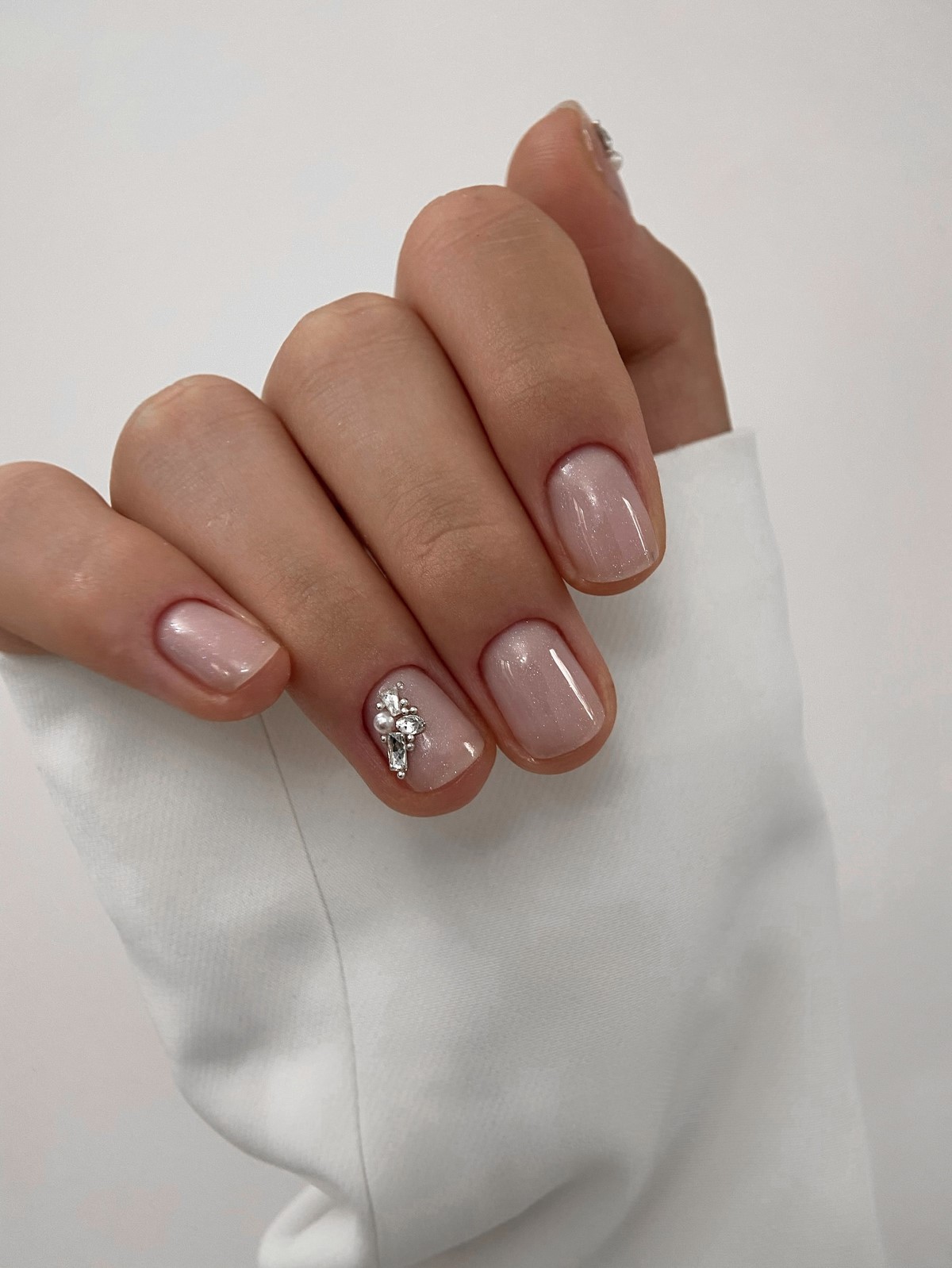 Летний маникюр 2026: главные тренды августа