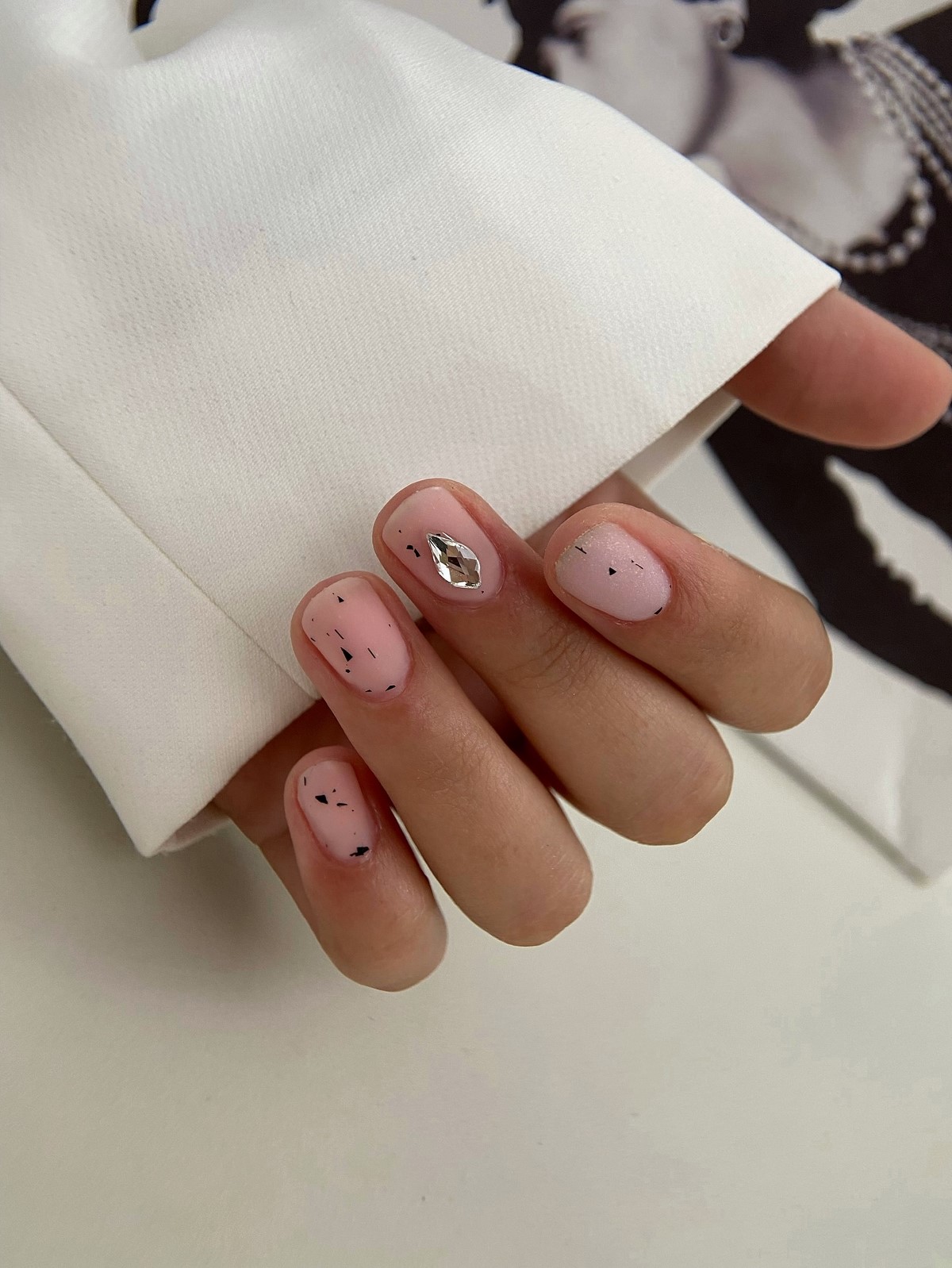 Летний маникюр 2026: главные тренды августа