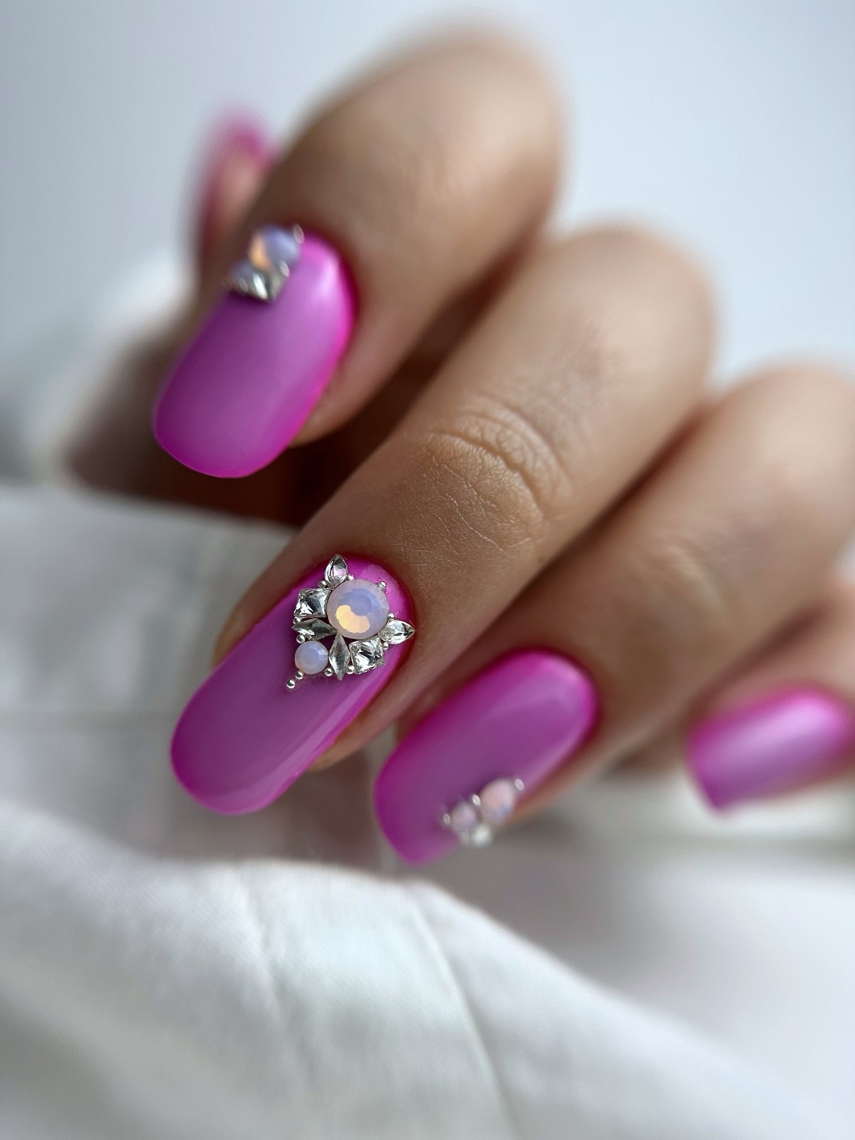 Летний маникюр 2026: главные тренды августа